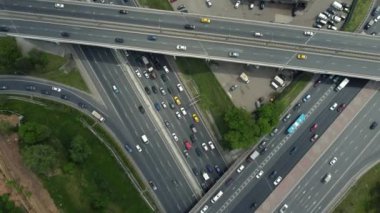 Şehrin kenar mahallelerinde çok katlı bir kavşak