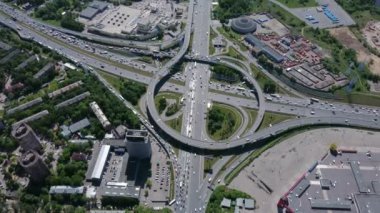 Arabalarla yollar ve üstgeçitler