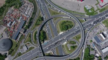 Sanayi bölgesinde çok katmanlı bir kavşak