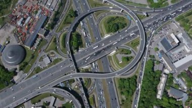 Sanayi bölgesinde çok katmanlı bir kavşak
