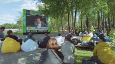 Açık hava konferansına katılan insanlar