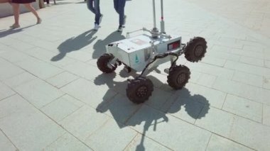 Teknoloji etkinliği sırasında tekerlekleri olan robot makine
