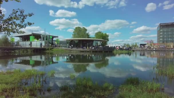 Parque com lagoa e edifícios modernos — Vídeo de Stock