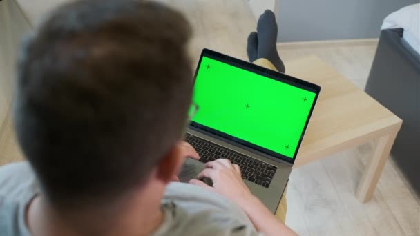 Felismerhetetlen férfi laptopot használ otthon. — Stock videók