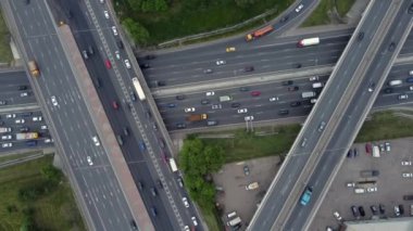 Şehrin kenar mahallelerinde çok katlı bir kavşak