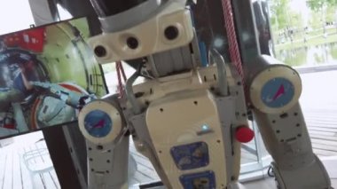 Teknoloji sergisinde geleceğin robotu