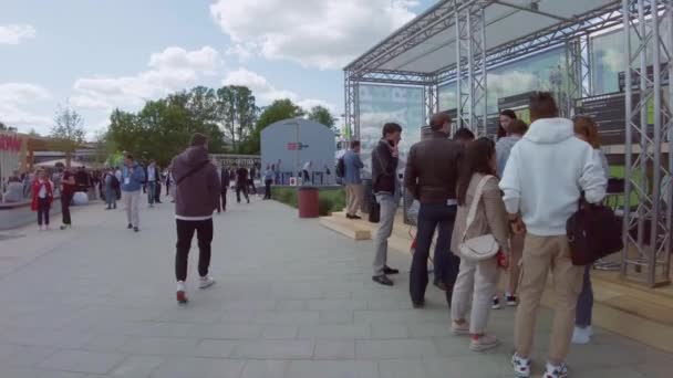 Exposition technologique en plein air dans le parc — Video