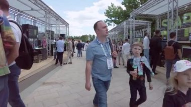 İnsanlar parktaki açılış sergisini ziyaret ediyorlar