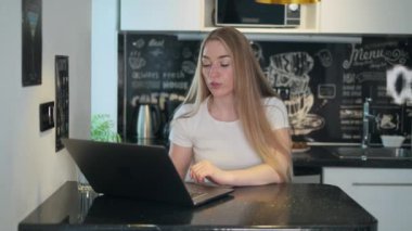 Kadın mutfakta video görüşmesi yapıyor.