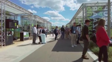 İnsanlar parktaki açık hava sergisini ziyaret ediyor