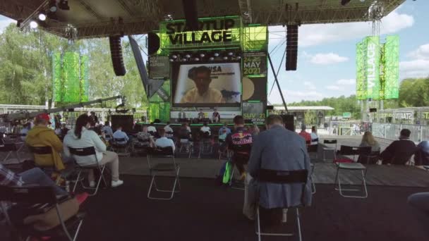 Participantes de conferências ao ar livre ouvindo palestrante — Vídeo de Stock