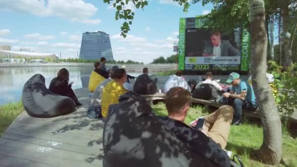 Personas que participan en una conferencia al aire libre — Vídeos de Stock