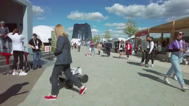 Robot machine met wielen tijdens outdoor technologie evenement — Stockvideo