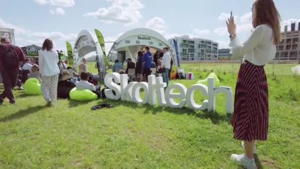 Estudiantes universitarios participan en conferencia de tecnología al aire libre — Vídeos de Stock