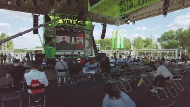 Deelnemers aan openluchtconferentie luisteren naar spreker — Stockvideo