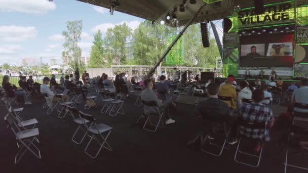 Teilnehmer der Open-Air-Konferenz hören Referenten zu — Stockvideo