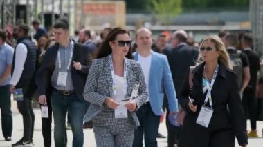 İş konferansında kalabalık meydanda yürüyor