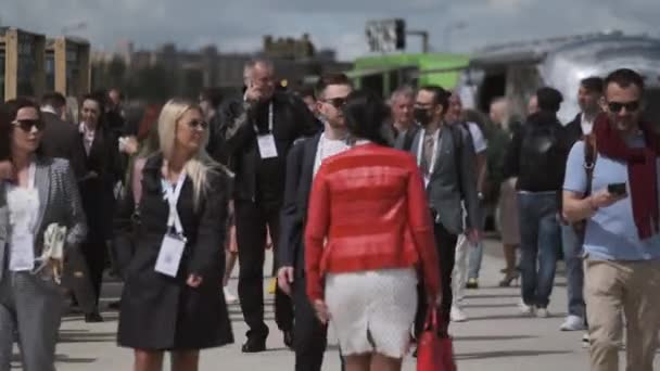 Menigte lopen op het plein tijdens business forum — Stockvideo