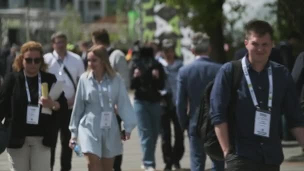 ビジネスフォーラム中に広場を歩く群衆 — ストック動画