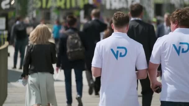 Menigte lopen op het plein tijdens business forum — Stockvideo