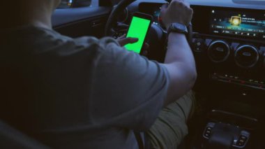 Kırpıcı araç kullanırken cep telefonuna göz atıyor