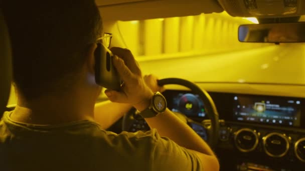 Tanımlanamayan sürücü arabada akıllı telefondan konuşuyor — Stok video