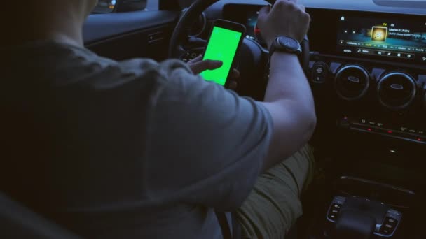 Crop man przeglądanie telefonu komórkowego podczas jazdy samochodem — Wideo stockowe