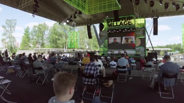 Deelnemers aan openluchtconferentie luisteren naar spreker — Stockvideo