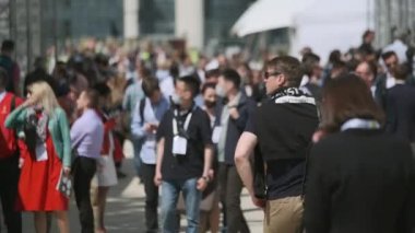 İş konferansında kalabalık meydanda yürüyor