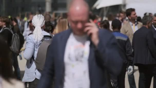 İş konferansında kalabalık meydanda yürüyor — Stok video