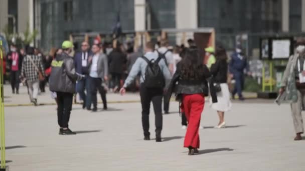 Multidão andando na praça durante o fórum de negócios — Vídeo de Stock