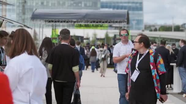 Menigte lopen op het plein tijdens business forum — Stockvideo