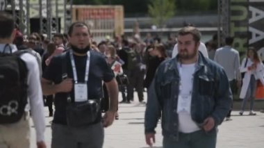 İş konferansında kalabalık meydanda yürüyor