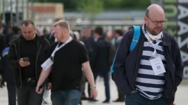 İş konferansında kalabalık meydanda yürüyor