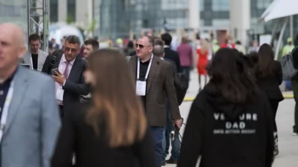 Menigte lopen op het plein tijdens business forum — Stockvideo