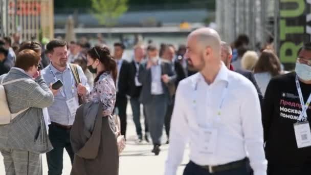 Menigte lopen op het plein tijdens business forum — Stockvideo