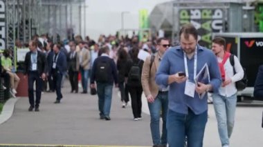 İş konferansında kalabalık meydanda yürüyor