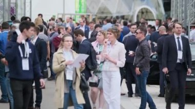 İş konferansında kalabalık meydanda yürüyor