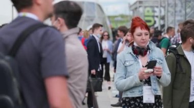 İş konferansında kalabalık meydanda yürüyor