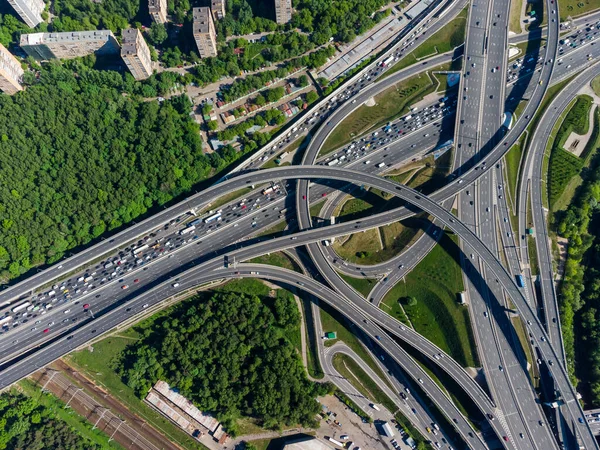 Impegnato giunzione multilivello in estate in periferia — Foto Stock