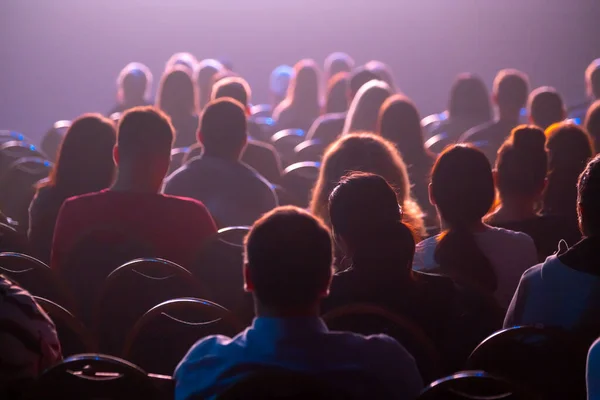 I partecipanti alla conferenza di lavoro si siedono e ascoltano — Foto Stock