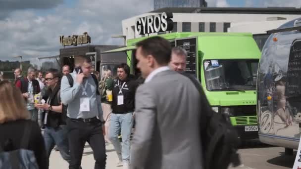 Personas comprando alimentos y comiendo durante el foro de negocios — Vídeo de stock