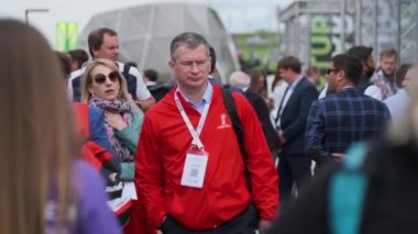 İş konferansında kalabalık meydanda yürüyor