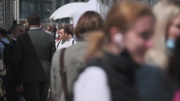 İş konferansında kalabalık meydanda yürüyor — Stok video