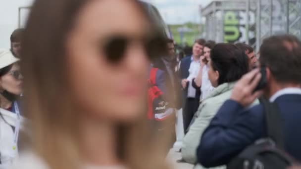 ビジネスフォーラム中に広場を歩く群衆 — ストック動画