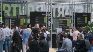 İş konferansında kalabalık meydanda yürüyor