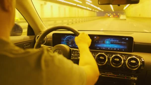 Homem anônimo dirigindo carro através de túnel iluminado — Vídeo de Stock