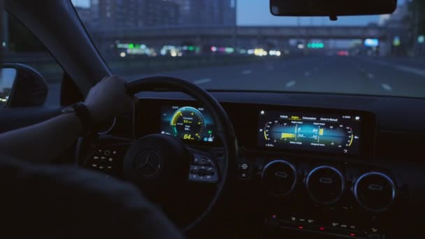 Anonimo conducente maschio sterzo auto in città di notte — Video Stock