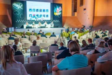 Konferans katılımcıları konferans salonunda oturuyorlar