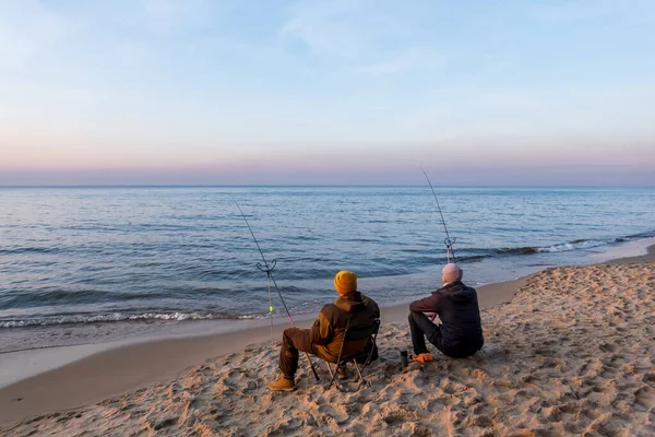 Невідомі рибалки ловлять рибу в морі — стокове фото
